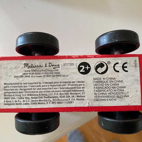 Lot of five vehicles Melissa and Doug - Picture 2 of 2